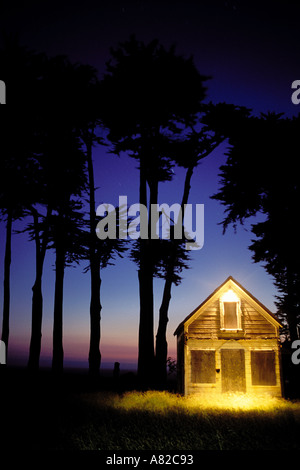 En Californie, dans le comté de Mendocino, maison abandonnée au crépuscule, Point Cabrillo Banque D'Images