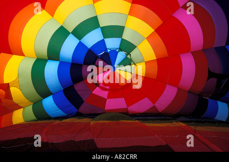 À l'intérieur d'une enveloppe de couleur arc-en-ciel à l'International Balloon Fiesta Albuquerque au Nouveau Mexique Banque D'Images