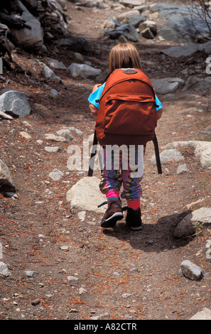 L'enfant âgé de 4 ans avec pack randonnée sur le sentier du col de Morgan Sierra Nevada John Muir Wilderness Californie Banque D'Images