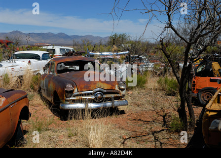 Vieille Ford sedan rouiller loin dans le sud-ouest du désert junkyard Banque D'Images