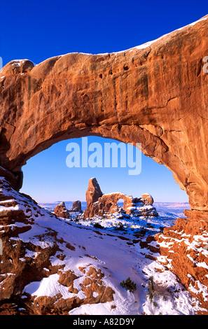 La lumière du matin sur l'encadrement de la fenêtre en hiver tourelle Arch Arches National Park Utah Banque D'Images