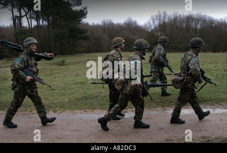 Les préparatifs de guerre de l'Iraq, Colchester, casernes de l'Angleterre. 2003 3 Para 16 Brigade d'assaut aérien montrent leur kit. Banque D'Images