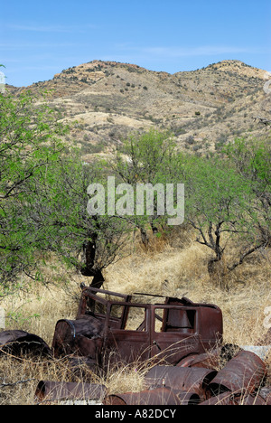 1920 se trouve dans la voiture de l'extérieur du parc à ferrailles métalliques ville fantôme dans le désert de l'Arizona highlands Banque D'Images