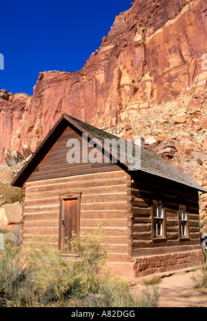 Fruita Schoolhouse sous les falaises de grès le Waterpocket Fold à Fruita Capitol Reef National Park Utah Banque D'Images