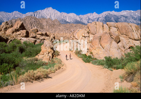 Mountain Bikers on dirt road, à l'Alabama Hills sous le Mont Whitney est de la Sierra Nevada en Californie Banque D'Images