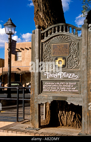 Taos Plaza signe et registre national des endroits historiques du Nouveau-Mexique Taos plaque Banque D'Images