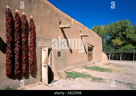 Chili grande ristras sur mur d'adobe à l'entrée de l'Hacienda Martinez circa 1804 Taos Nouveau Mexique Banque D'Images