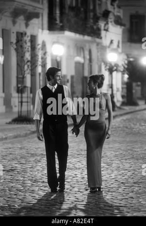 Couple argentin marche sur des rues pavées de San Telmo la nuit à Buenos Aires Banque D'Images