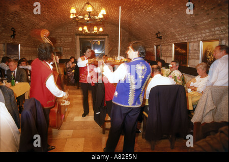La musique tzigane hongroise à Citadella Restaurant à Budapest Banque D'Images