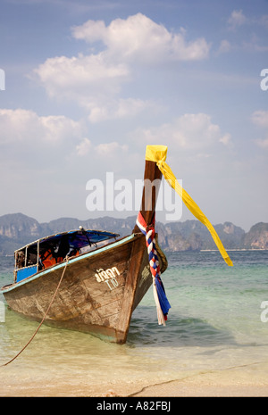(Long Tail) Longtail bateau amarré à terre Province de Krabi, mer d'Andaman en Thaïlande. Banque D'Images