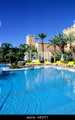 Le Maroc, le Haut Atlas, Ouarzazate, piscine de Berbere Palace (Hôtel Méridien) Banque D'Images