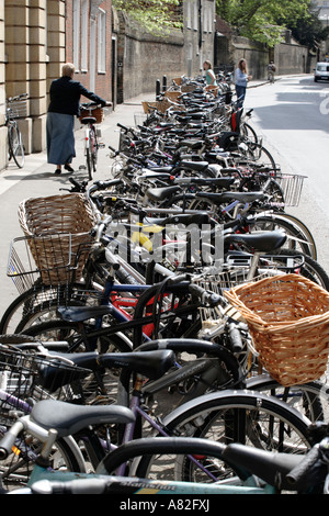 Les vélos garés sur le bord d'une route à Cambridge UK Banque D'Images
