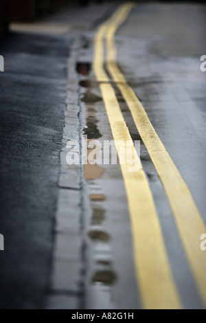 Lit des lignes jaunes sur le côté d'une route dans la région de Stratford-upon-Avon dans le Warwickshire UK Banque D'Images