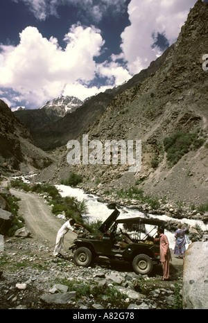 Le Pakistan l'Azad Cachemire Remplissage radiateur Jeep dans Naltar valley Banque D'Images