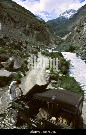 L'Azad Cachemire Pakistan Naltar Remplissage radiateur Jeep dans Naltar valley Banque D'Images