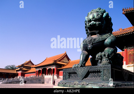 La Chine, Beijing, une statue de lion dans la Cité Interdite Banque D'Images