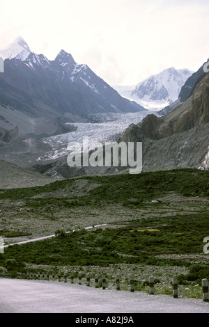 L'Azad Cachemire Pakistan Gulmit Karakoram Highway Crossing Mont glacier Batura Banque D'Images