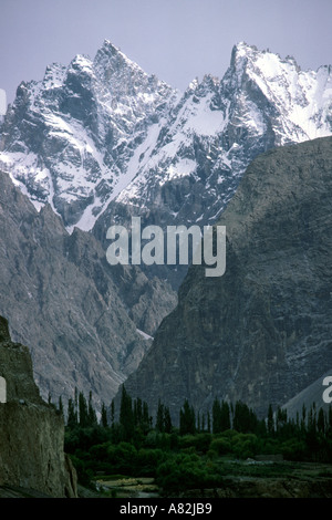 L'Azad Cachemire Pakistan Gulmit Mont Batura La rivière Hunza Valley Banque D'Images