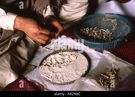 Le Pakistan de Darra Adam Khel PFNL mains de l'homme faire de balles de pistolet Banque D'Images