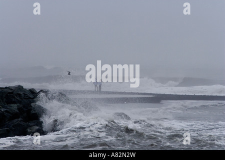Les touristes dans des commandes ci-dessous surf Islande Jokulsarlon Banque D'Images
