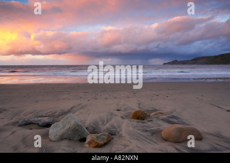 Les couleurs de fin de soirée à Runswick Bay sur la côte du Yorkshire du Nord Banque D'Images