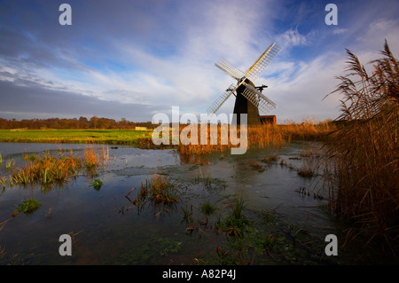 Vue d'Herringfleet Smock Mill sur un matin d'hiver dans le Suffolk s Banque D'Images