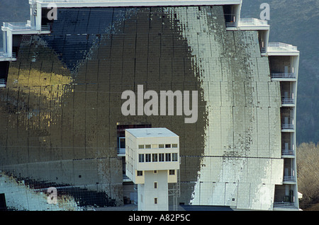 Grand miroir du four solaire de Font Romeu France Banque D'Images