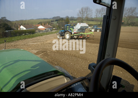 La plantation de pommes de terre Avril Norfolk UK Banque D'Images