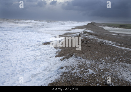 Marée de franchir le mur de la mer sur la côte de Norfolk à Claj Banque D'Images