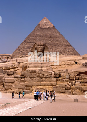 Les touristes en face de Sphinx Egypte Banque D'Images