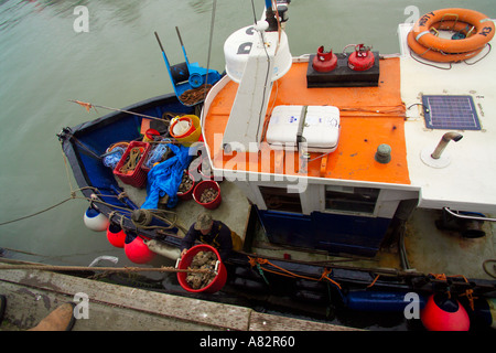 Les captures de déchargement à bord du richesses Andy bateau de pêche d'Huîtres l'Huître Misty Kent Whitstable pêche pour un Pacifique Banque D'Images