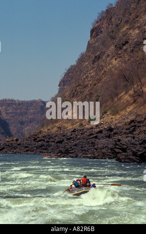 Le rafting dans un canot sur le fleuve Zambèze, Zambie Zimbabwe Afrique du Sud, la frontière Banque D'Images