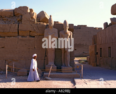 L'homme égyptien dans la région de Temple de Karnak Egypte Banque D'Images