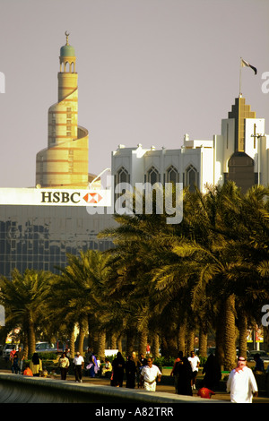 Doha Qatar promenade corniche principale mosquée de la banque HSBC les gens Banque D'Images