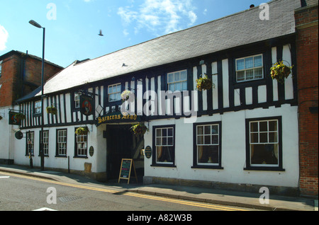 Coach House Inn Pub bois blanc noir Southwell Minster 12e 14e siècle cathédrale normande Dorset UK Angleterre GO Banque D'Images