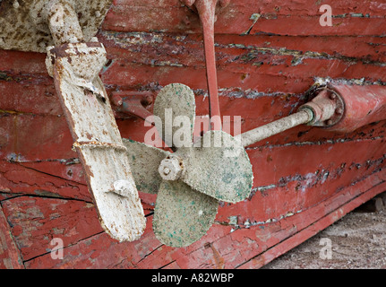 Coque de bateau en cale sèche avec hélice couverte de balanes à nettoyer La Caleta Malaga Espagne Banque D'Images