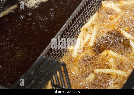 Frites dans une friteuse Banque D'Images