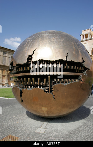 Au sein d'une sphère sphère par Arnaldo Pomodoro 1990 dans la cour de la pomme de pin, Musée du Vatican, Rome, Italie Banque D'Images