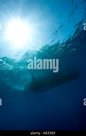 Bas de voile surface de l'eau et le soleil vu de l'underwater Banque D'Images