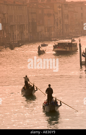 Gondoles sur le Grand Canal vu du Pont du Rialto, Venise Banque D'Images