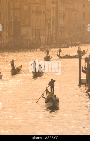 Gondoles sur le Grand Canal vu du Pont du Rialto, Venise Banque D'Images