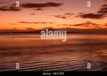 Lever de soleil sur l'île de Rangitoto de takapuna beach, Auckland Banque D'Images