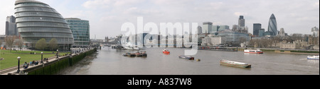 La rivière Thames de Tower Bridge avec vue sur la Tour de Londres, le HMS Belfast et le Gherkin. Banque D'Images