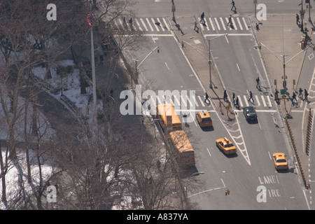 Les taxis de New York à la recherche d'en haut de l'Empire State Building Banque D'Images