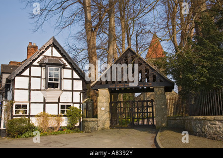 Maison à colombages par lychgate d'église paroissiale de St Beuno 1802 Aberriw of Berriew dans village pittoresque Powys Pays de Galles UK Banque D'Images