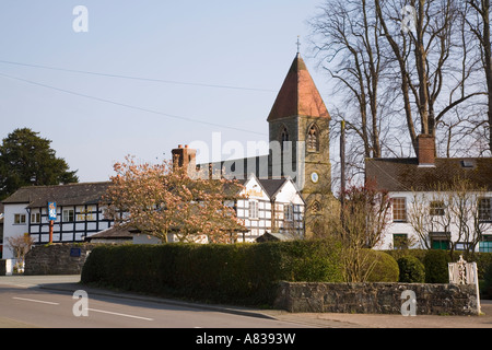 La jonction de l'hôtel Lion et Église paroissiale de St Beuno Aberriw of Berriew Powys Pays de Galles UK Banque D'Images