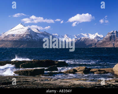 Enneigés des CUILLIN HILLS vue depuis le Loch Scavaig à la fin de l'hiver d'Elgol Ile de Skye Highland Ecosse Royaume-Uni Grande-Bretagne Banque D'Images