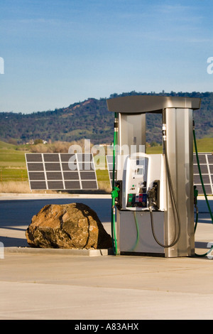 Des panneaux solaires et des pompes à essence anciennes contraste et nouvelles technologies de l'énergie Comté de Butte en Californie Banque D'Images