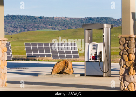 Des panneaux solaires et des pompes à essence anciennes contraste et nouvelles technologies de l'énergie Comté de Butte en Californie Banque D'Images