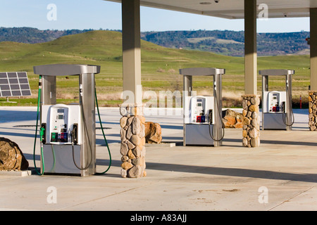 Des panneaux solaires et des pompes à essence anciennes contraste et nouvelles technologies de l'énergie Comté de Butte en Californie Banque D'Images